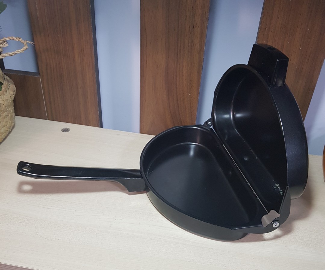 Norpro Nonstick Folding Omelette Pan, Furniture & Home Living, Kitchenware & Tableware, Cookware