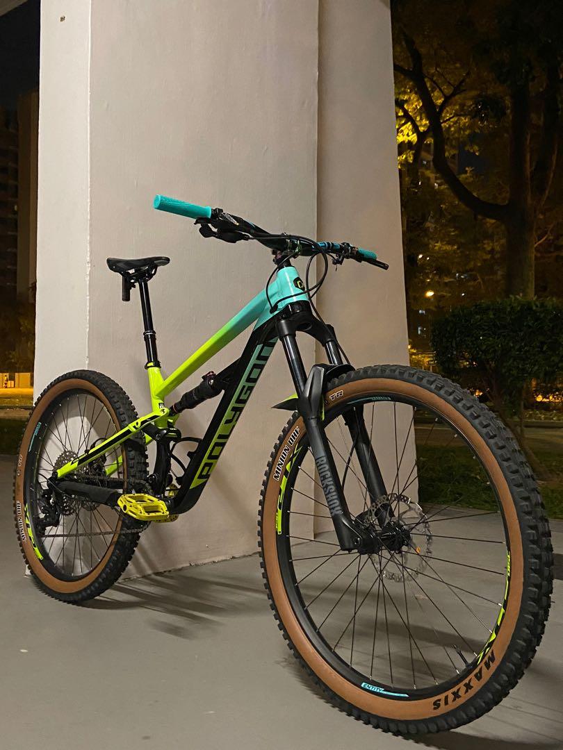 Full suspension mountain bike with dropper post outlet