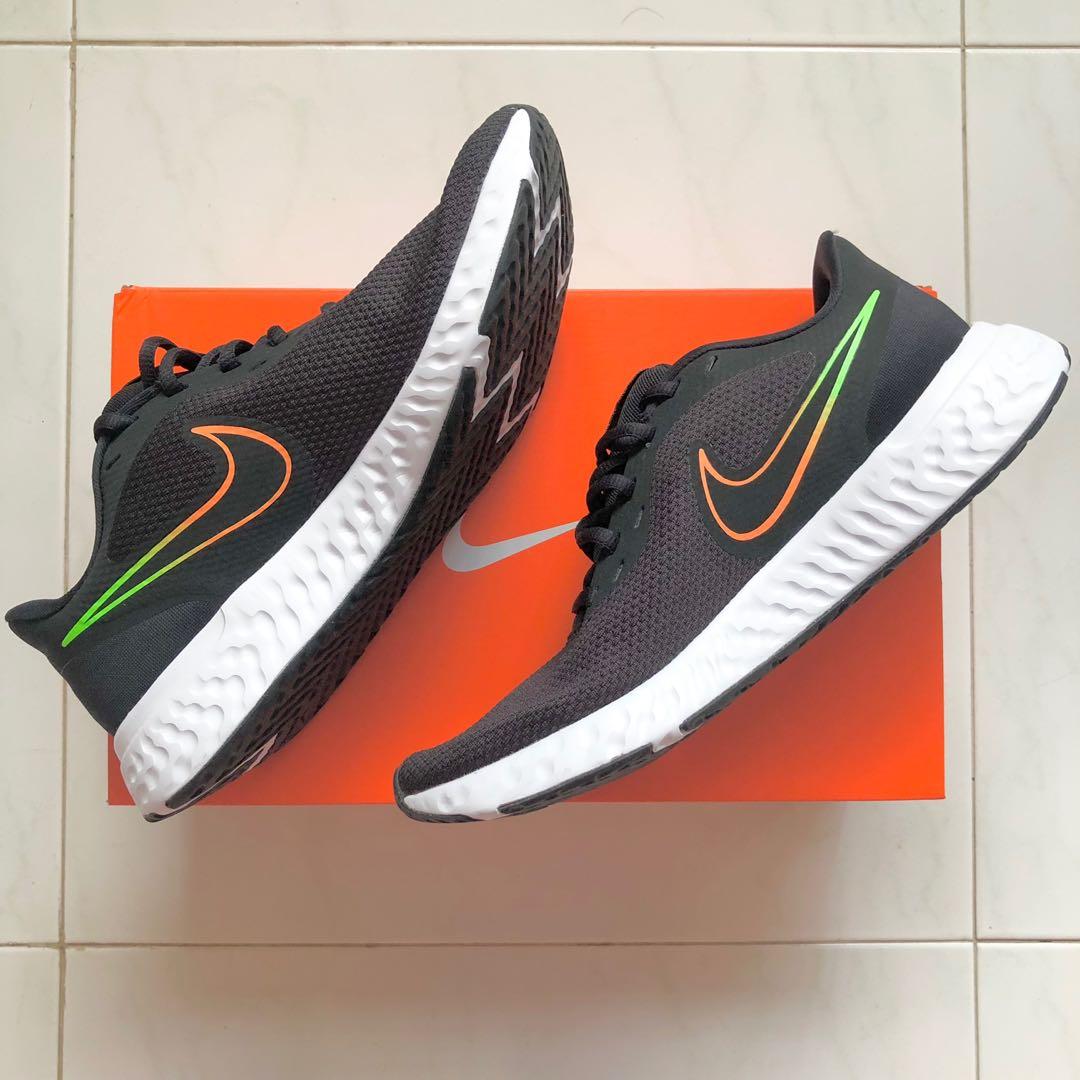 US8/26CM/EU41 BN Nike Revolution 5 BQ3204-017 Black/Atomic Orange-Obsidian,  Men's Fashion, Footwear, Sneakers on Carousell