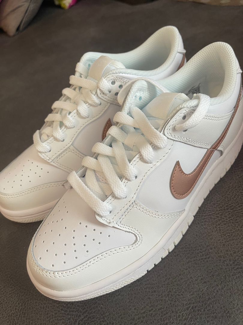 White nike discount rose gold swoosh