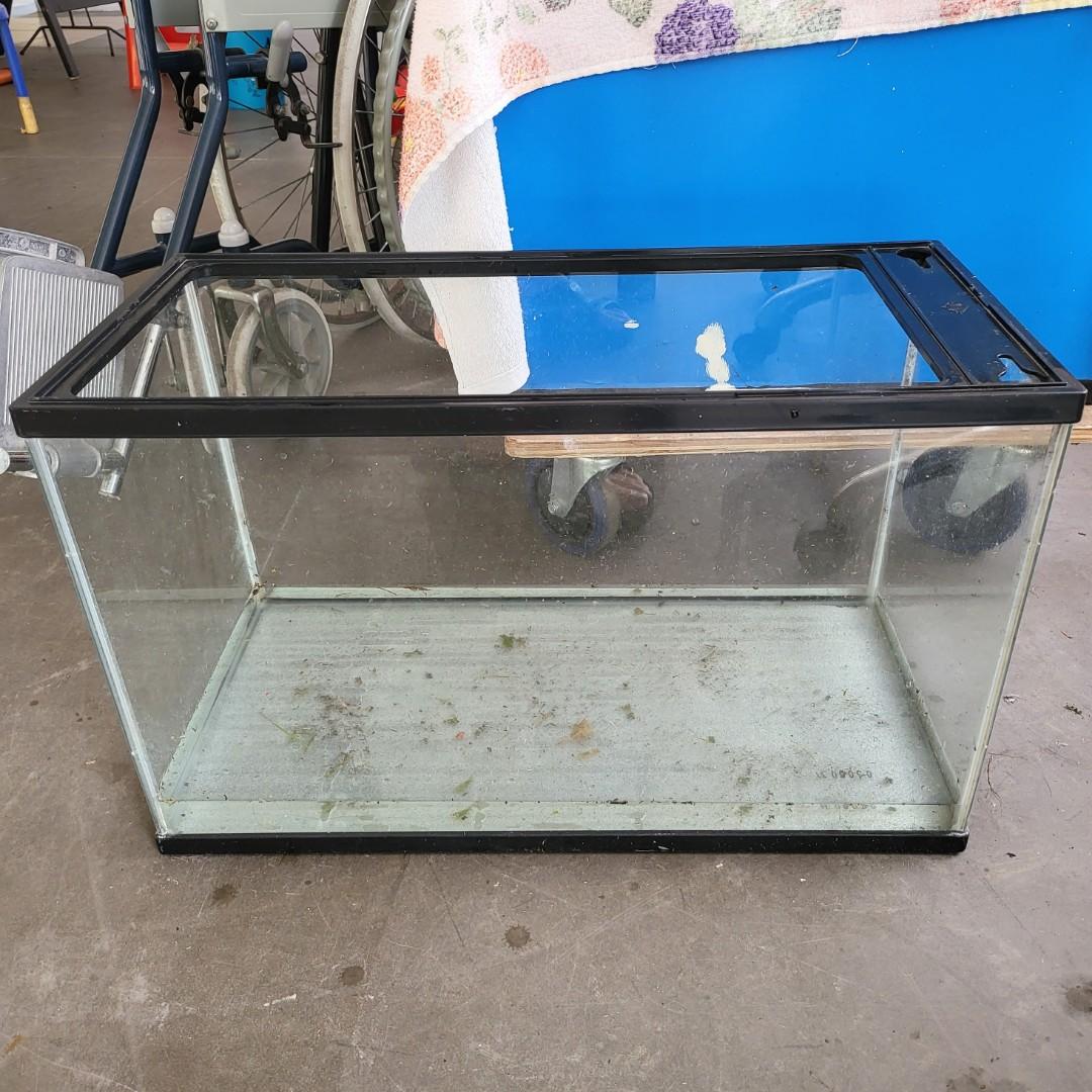2 feet (60 x 29.5 x H36.5 cm) fish tank. No crack, no leak