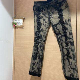 個性牛窄破褲