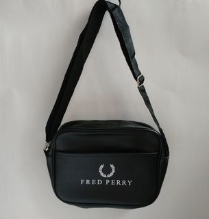 全新 包平郵 日本雜誌附錄 FRED PERRY 黑色 PU 皮袋 側孭包 Leather-like Black Classic LOGO Cross-Body Shoulder Messenger Bag64201859259777110