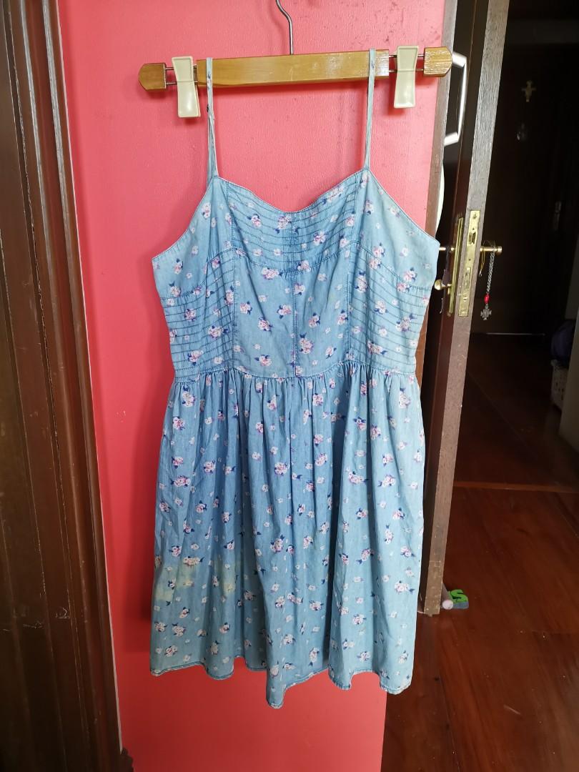 🌸 F21 dainty sundress (Category: Dresses) located in Muntinlupa City. Submitted by circleback (Listing ID 1137815744, Image 1). Description: In terms of fit, still great! Has adjustable straps and garterized back. Flaws: discoloration and markings from age and storage :( Potential for a rework project, too. Feel free to message for more photos / videos / queries / measurements 👍🏿.