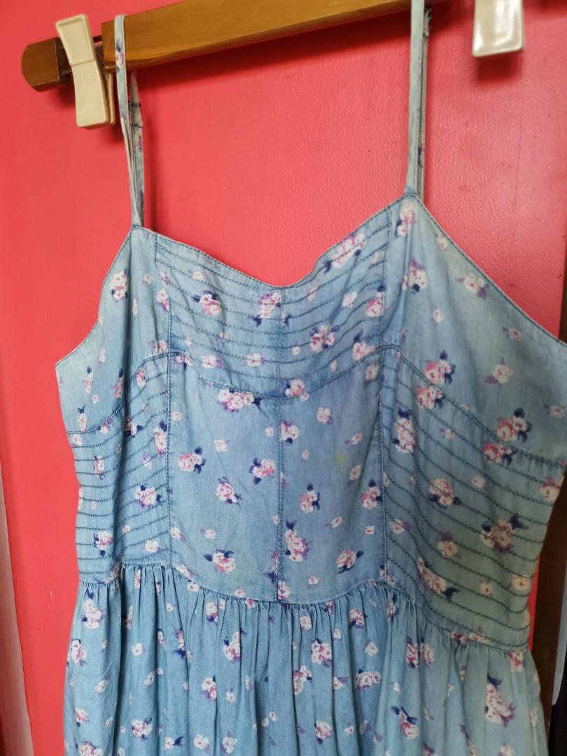 🌸 F21 dainty sundress (Category: Dresses) located in Muntinlupa City. Submitted by circleback (Listing ID 1137815744, Image 2). Description: In terms of fit, still great! Has adjustable straps and garterized back. Flaws: discoloration and markings from age and storage :( Potential for a rework project, too. Feel free to message for more photos / videos / queries / measurements 👍🏿.