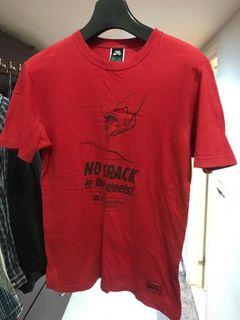 Nike 紅色短t