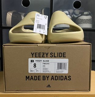 (Category: ) located in . Submitted by SneakerStash (Listing ID 1137836078, Image 1). Description: .