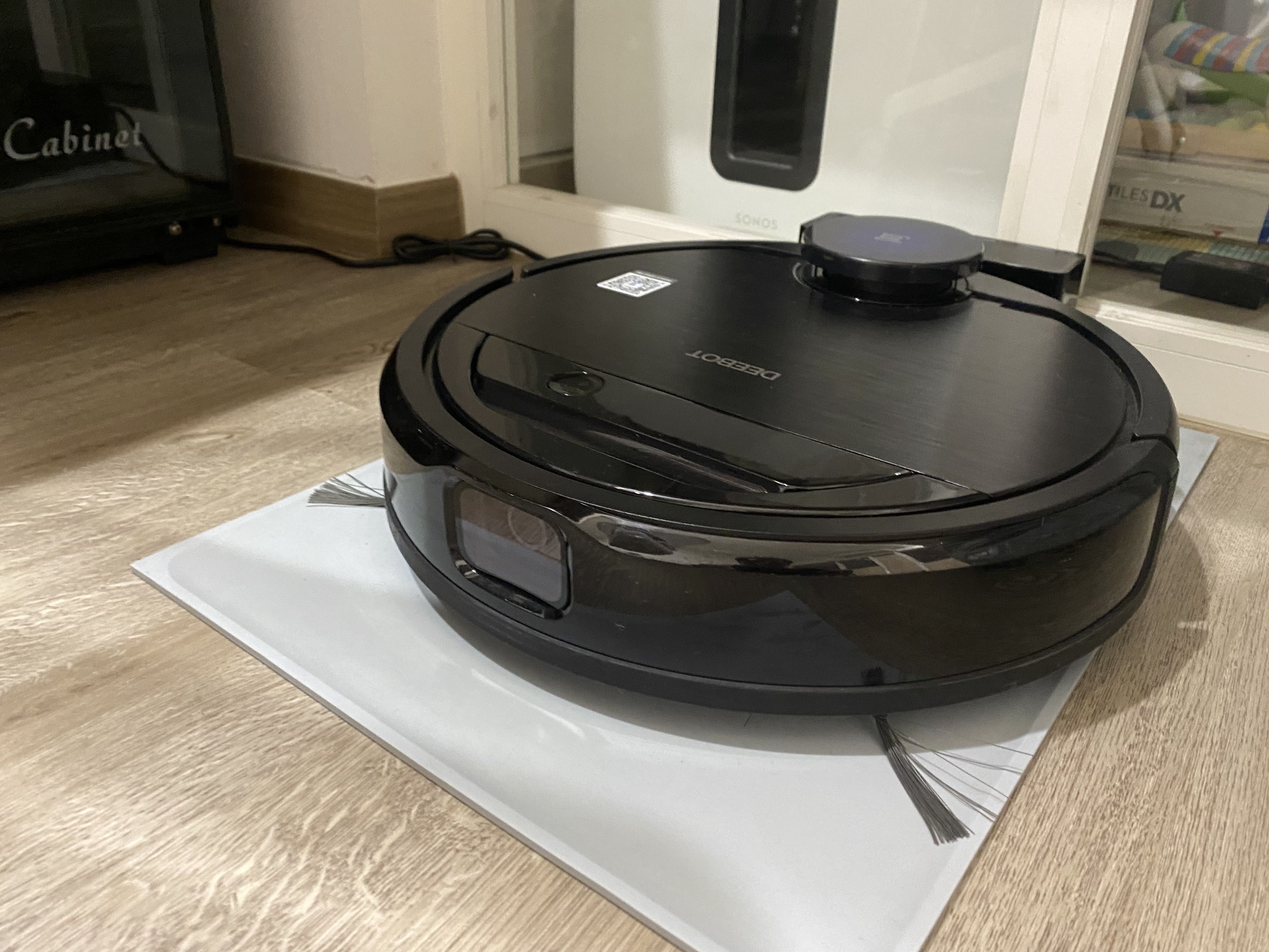 Ecovacs' new Deebot robot vacuum uses AI to avoid sucking up your socks -  CNET