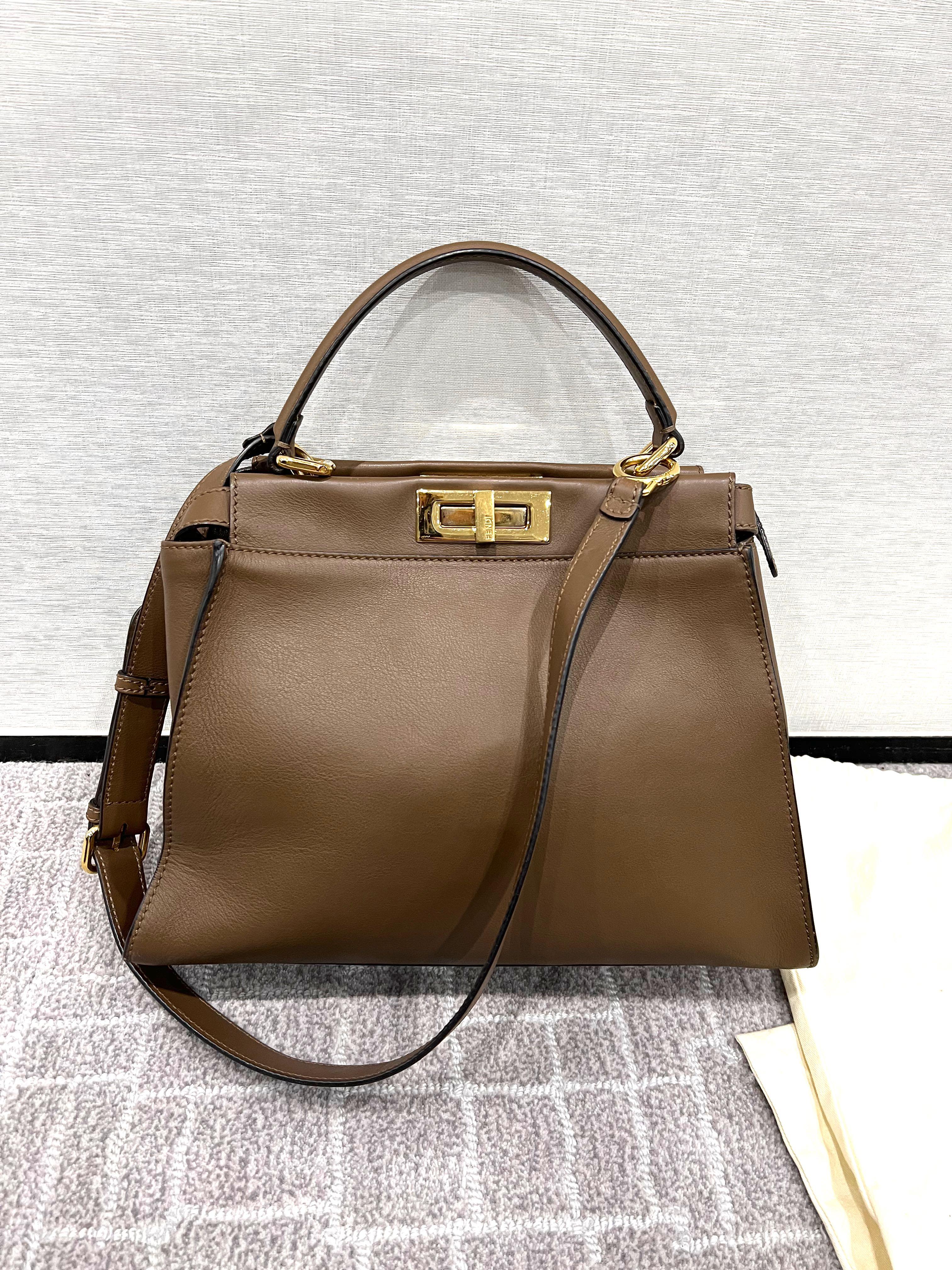 Fendi Peekapoo Medium （分類：手袋及銀包）位於 Hong Kong。 由 mrs_lim1 提交（商品編號 1138007155，圖片 2）。簡介： Peekaboo medium 購自意大利有原單。