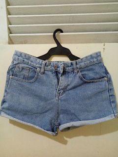 (Category: ) located in . Submitted by ky.apparel (Listing ID 1138005241, Image 1). Description: .