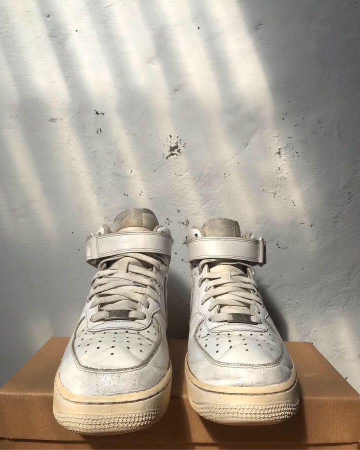 Nike AIR FORCE ONE Mid '07 triple white, Fesyen Pria, Sepatu , Sneakers di  Carousell