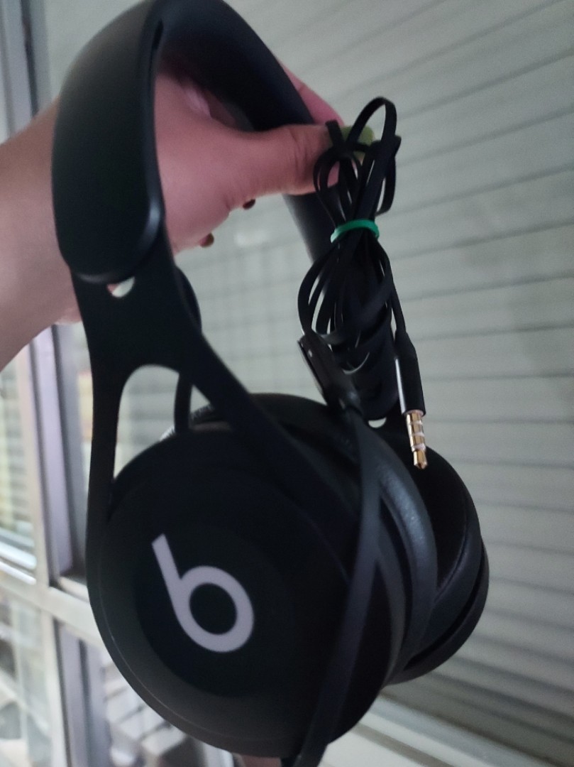 Beats wired headphones, Audio, Earphones on Carousell