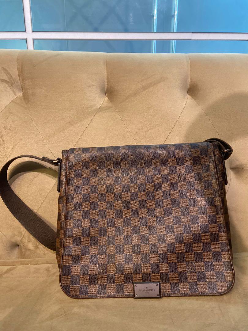 LOUIS VUITTON Damier Ebene District MM 1303537