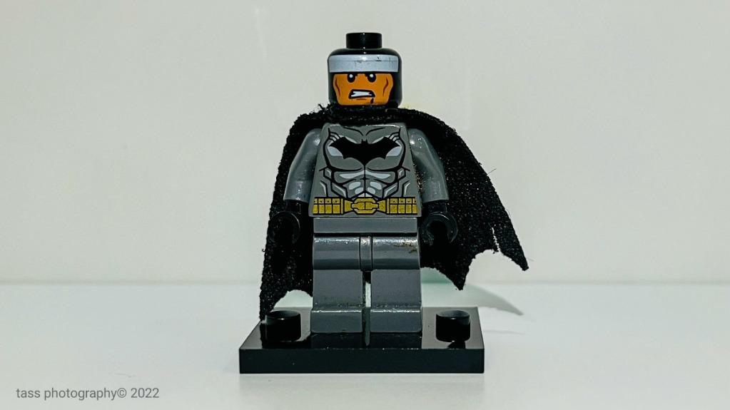 LEGO DC Comics Super Heroes Batman Minifigure - Batman Dark Gray Gold Belt