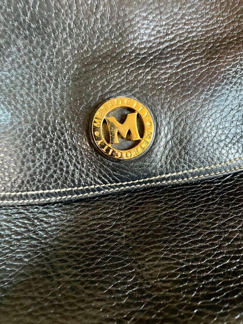 Metrocity Genuine Leather Shoulder Bag (Category: Luxury Bags & Wallets) located in Muntinlupa City. Submitted by phbudgetluxuryfinds (Listing ID 1138390746, Image 2). Description: Excellent Condition Genuine leather- balat na balat po Genuine Leather Length: 17 inches Height: 9.7 inches.