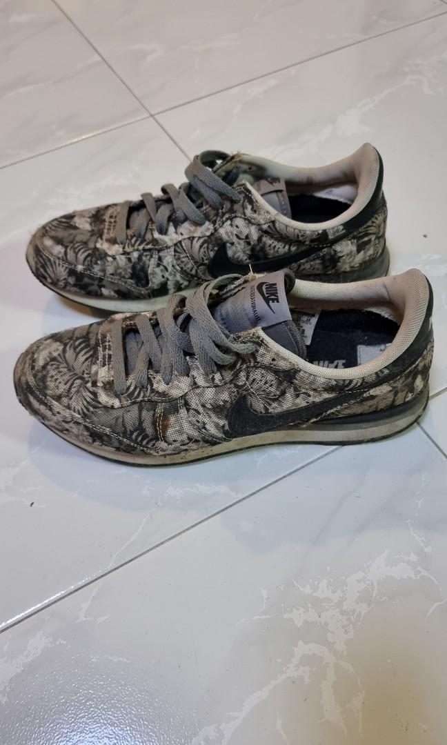 Nike sale internationalist floral