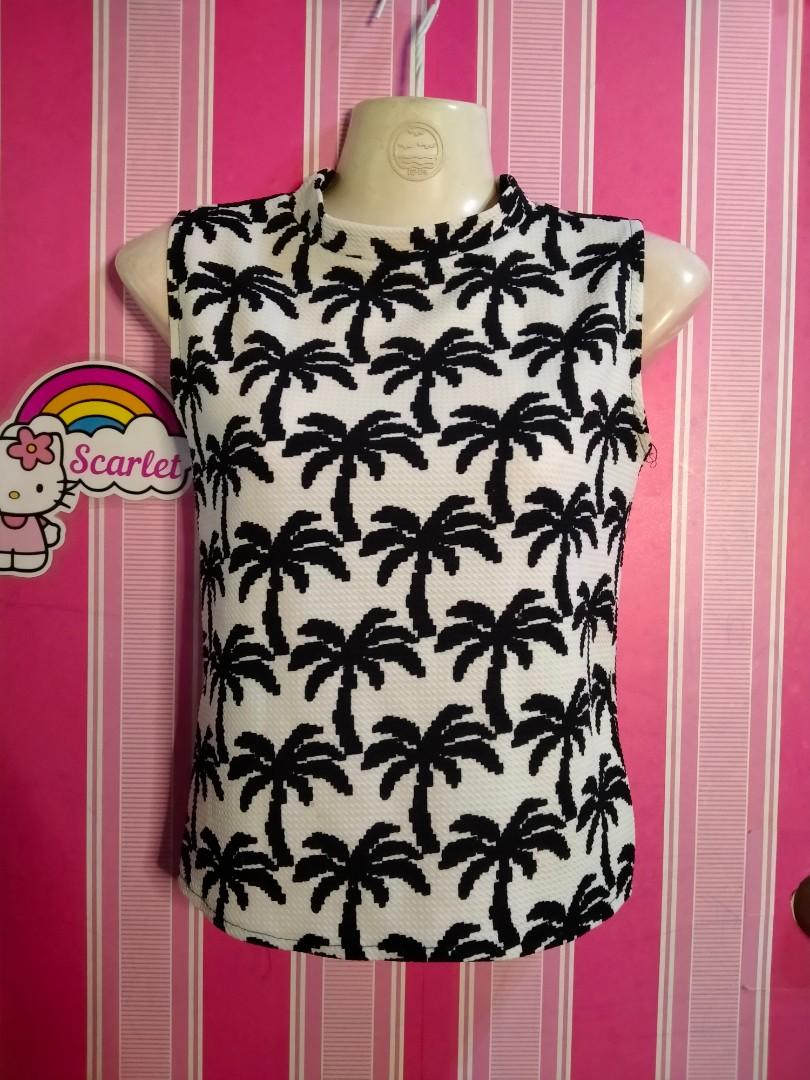 sleeveless top (Category: Sleeveless) located in Quezon City. Submitted by mgracee (Listing ID 1138435443, Image 1). Description: Small to medium no issue, no flaws 10/10.