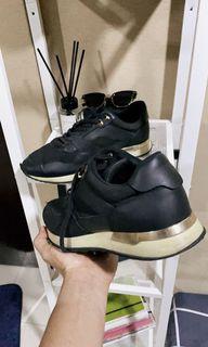 Zara sneakers (not adidas not uniqlo not h&m)