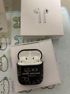 AirPods 2 with wireless charging case
