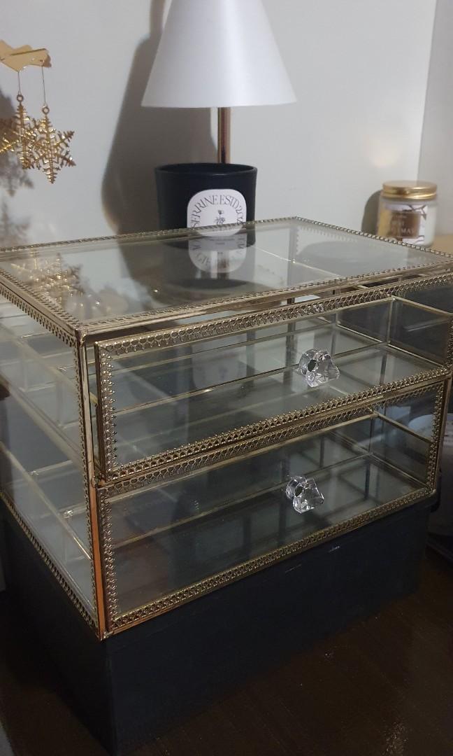 Makeup palette organizer (Category: Accessory Holder, Box & Organizers) located in Paranaque City. Submitted by pspreloved_stuff (Listing ID 1134962040, Image 3). Description: bought for 2k+, for your makeup palettes, blush, compacts, etc metal and glass material, quite heavy no box but will pack properly.