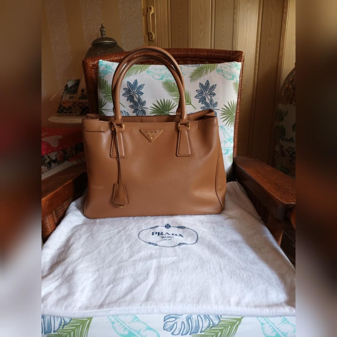 Prada Saffiano Medium Bag, Luxury, Bags & Wallets on Carousell