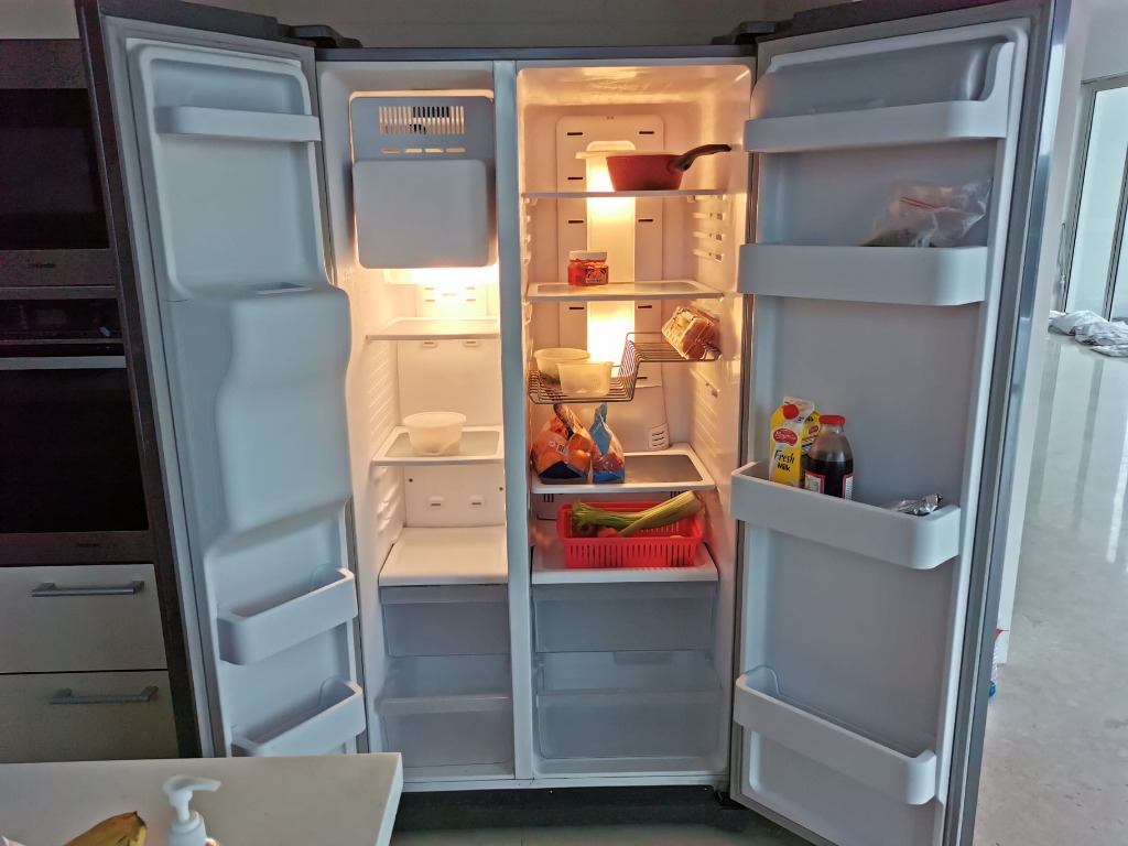 Samsung Fridge in Excellent condition, priced to move., TV & Home