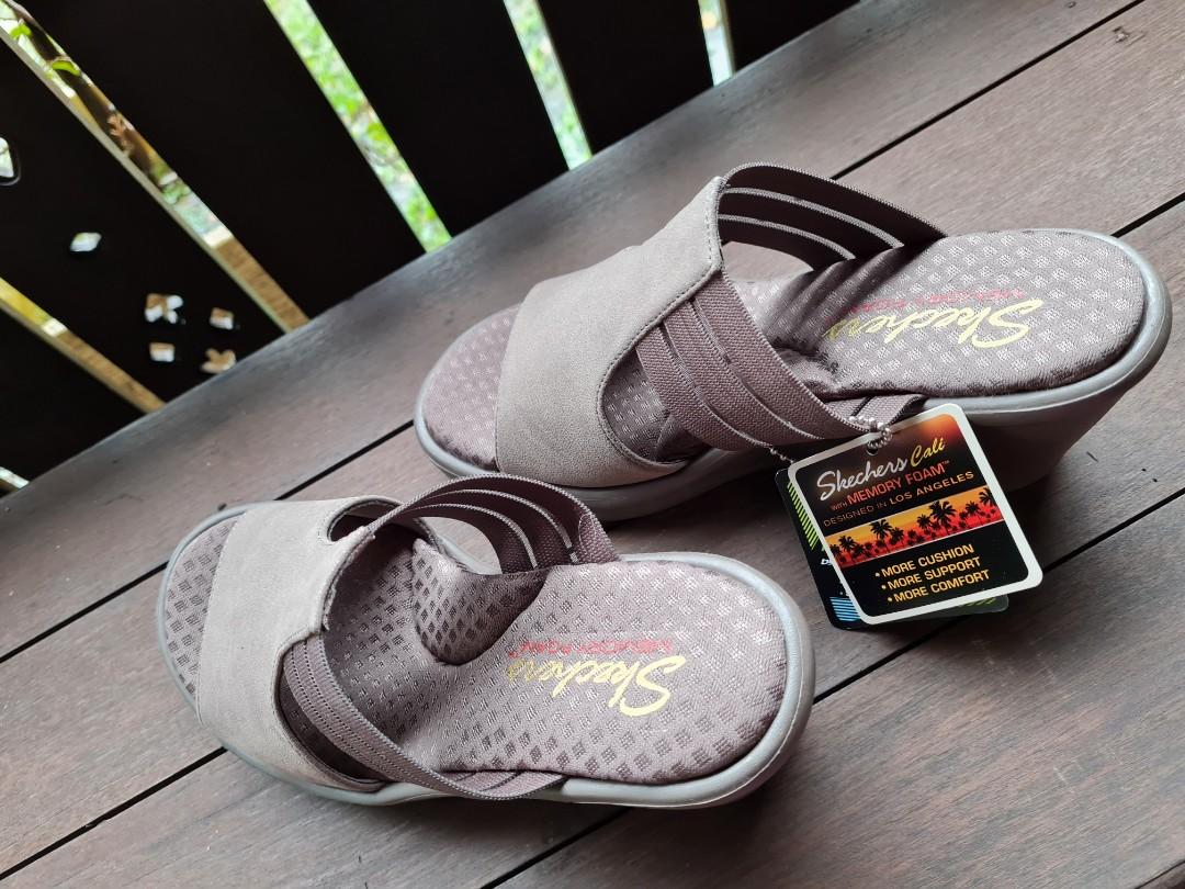 Skechers cali hotsell memory foam sandals