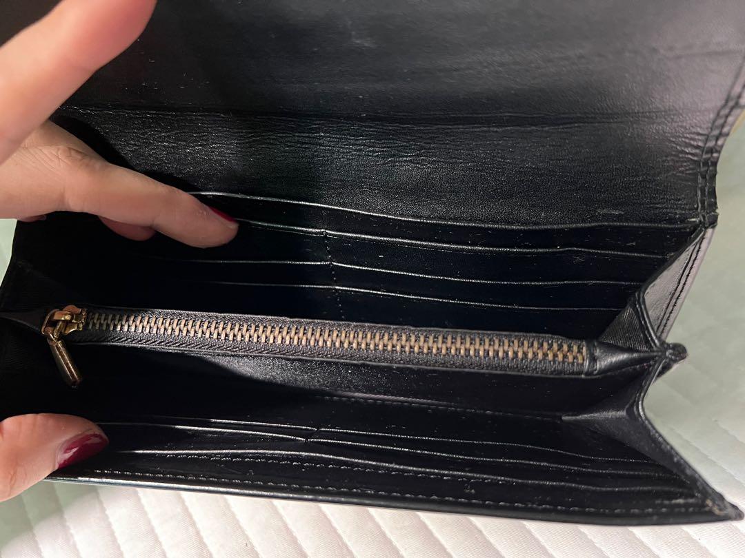 Wallet (Category: Purses & Pouches) located in Singapore. Submitted by xbmm444 (Listing ID 1134847836, Image 4). Description: .