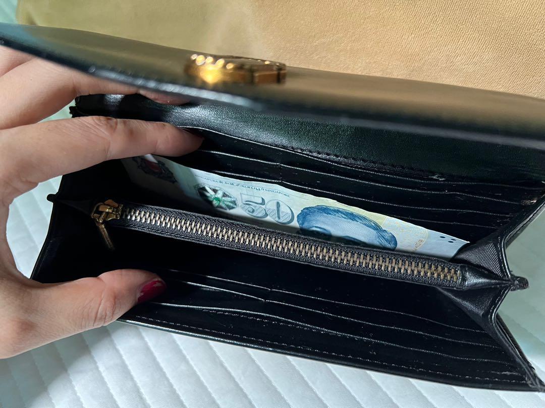 Wallet (Category: Purses & Pouches) located in Singapore. Submitted by xbmm444 (Listing ID 1134847836, Image 5). Description: .