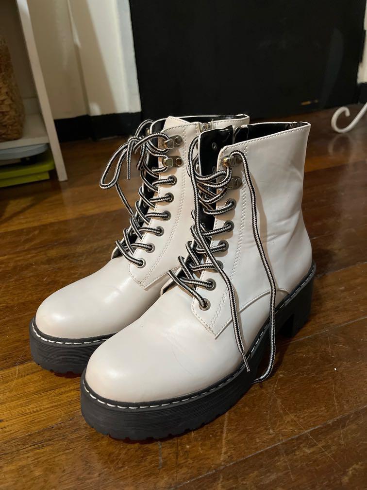 Pull and online bear white boots