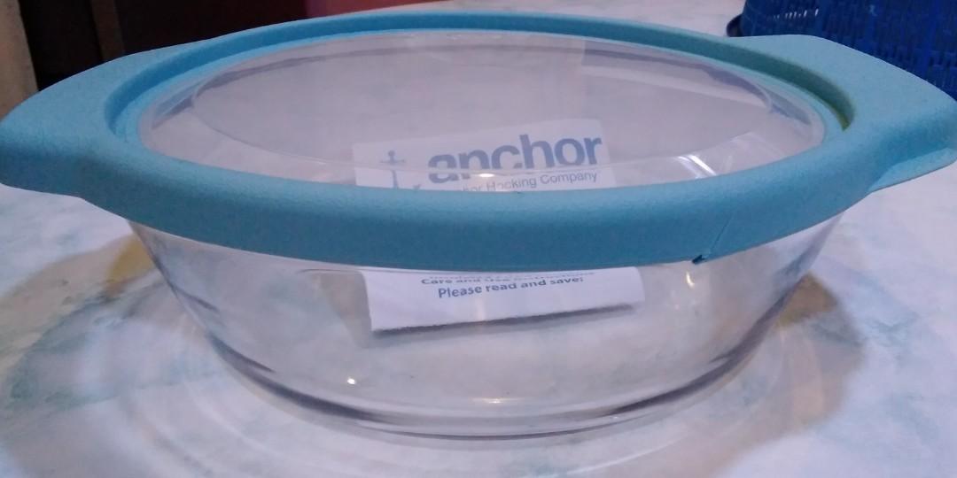 Anchor Hocking casserole dish with lid (Category: Bakeware) located in Meycauayan. Submitted by wearmystique (Listing ID 1138593901, Image 3). Description: Anchor Hocking casserole dish with TrueFit lid and carry on bag 2qrts/L Tempered tough glass is oven, microwave, freezer and dishwasher safe Made in USA few scratches/lid has tear.