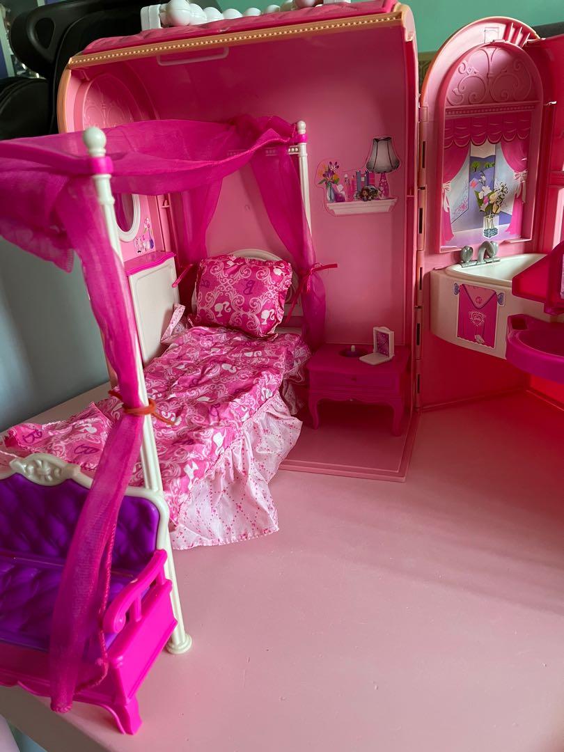Foldable sale barbie doll