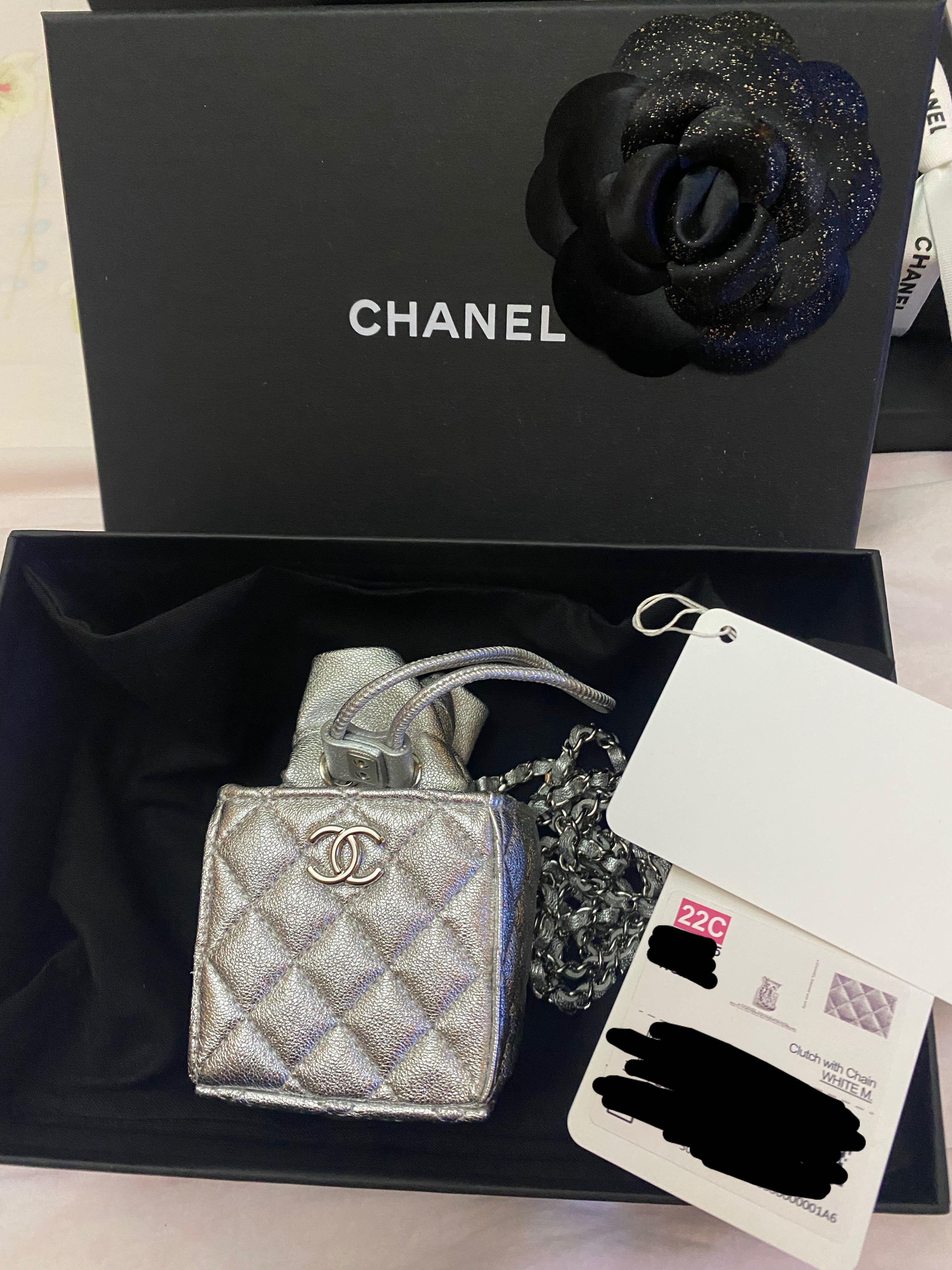 22C Trendy CC Mini Clutch with Chain Chanel, Luxury, Bags & Wallets on  Carousell