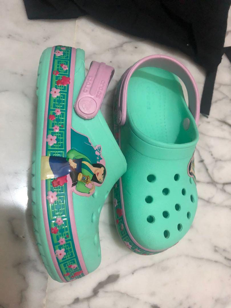 Crocs mulan best sale