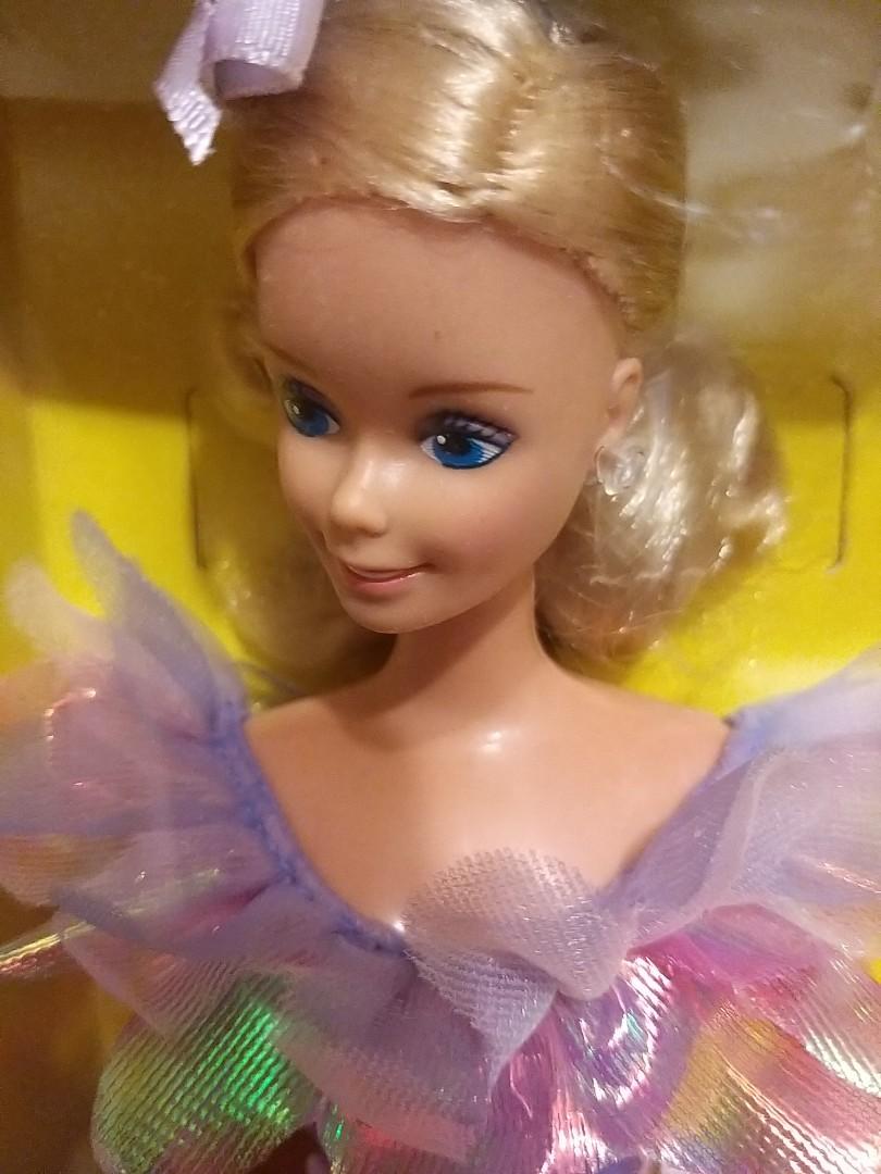 Gift Giving Barbie 1985 Carousell