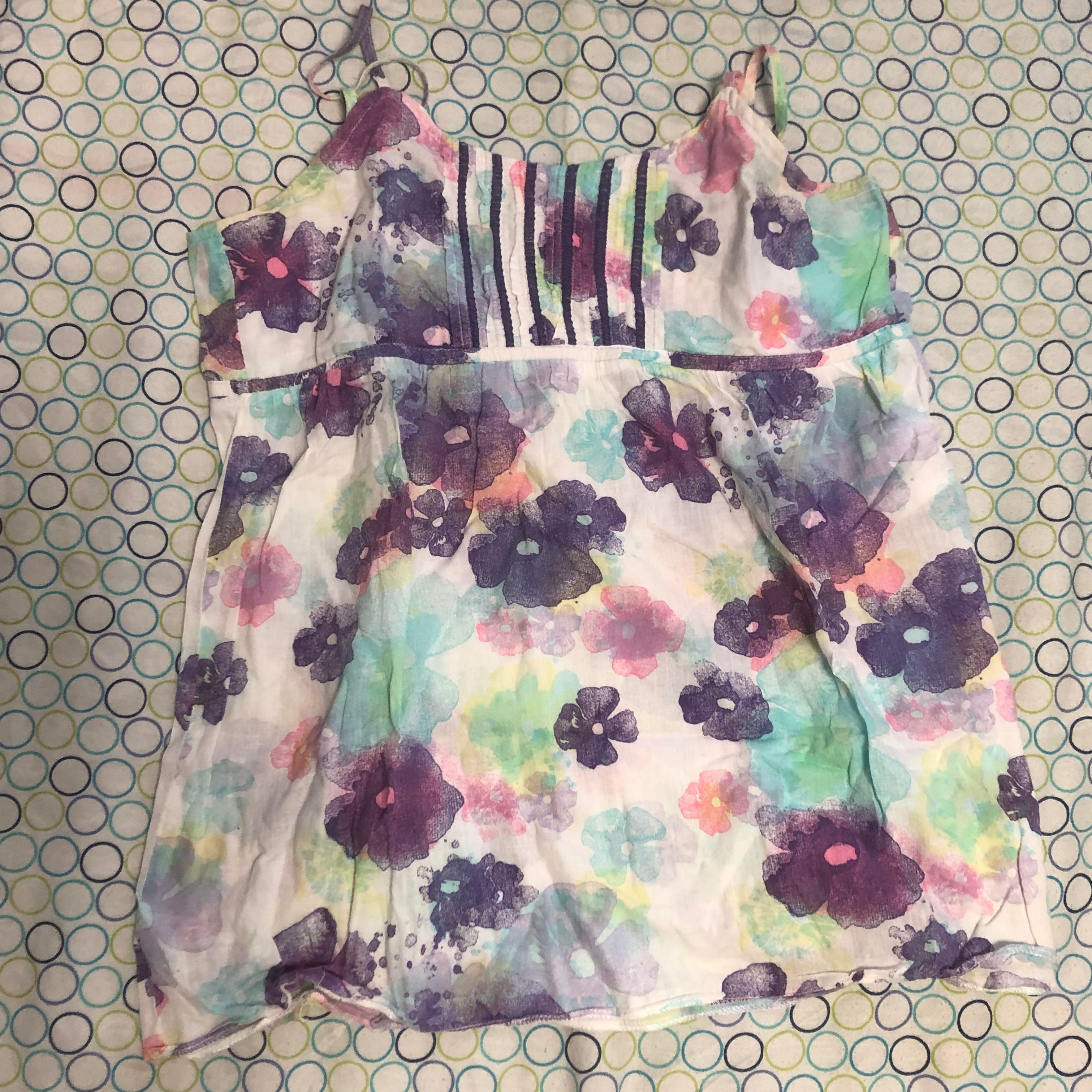 H&M floral sleeveless top (Category: Sleeveless) located in Mandaluyong City. Submitted by tkbuys (Listing ID 1138594706, Image 1). Description: .