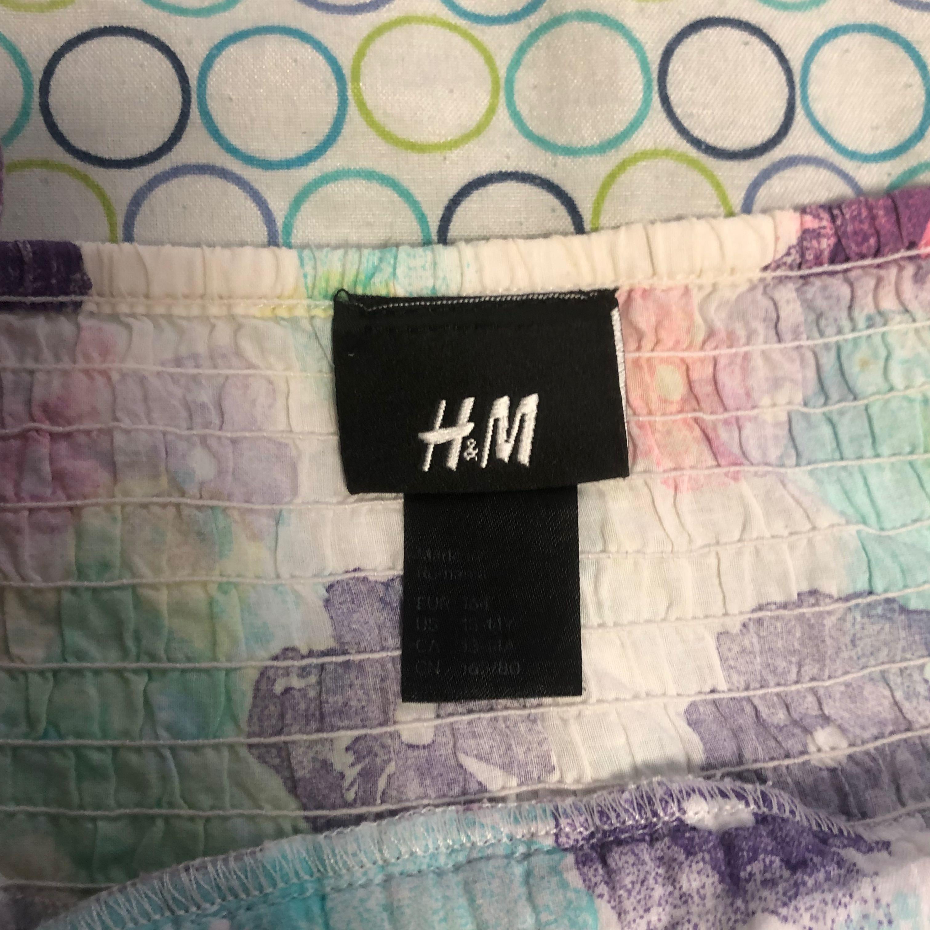 H&M floral sleeveless top (Category: Sleeveless) located in Mandaluyong City. Submitted by tkbuys (Listing ID 1138594706, Image 2). Description: .