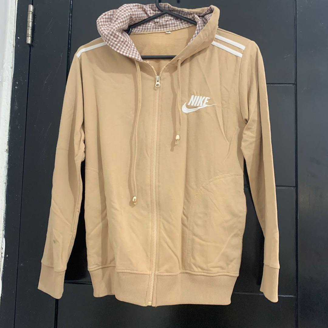 Jaket Nike Wanita, Fesyen Wanita, Pakaian Wanita, Baju Luaran di Carousell