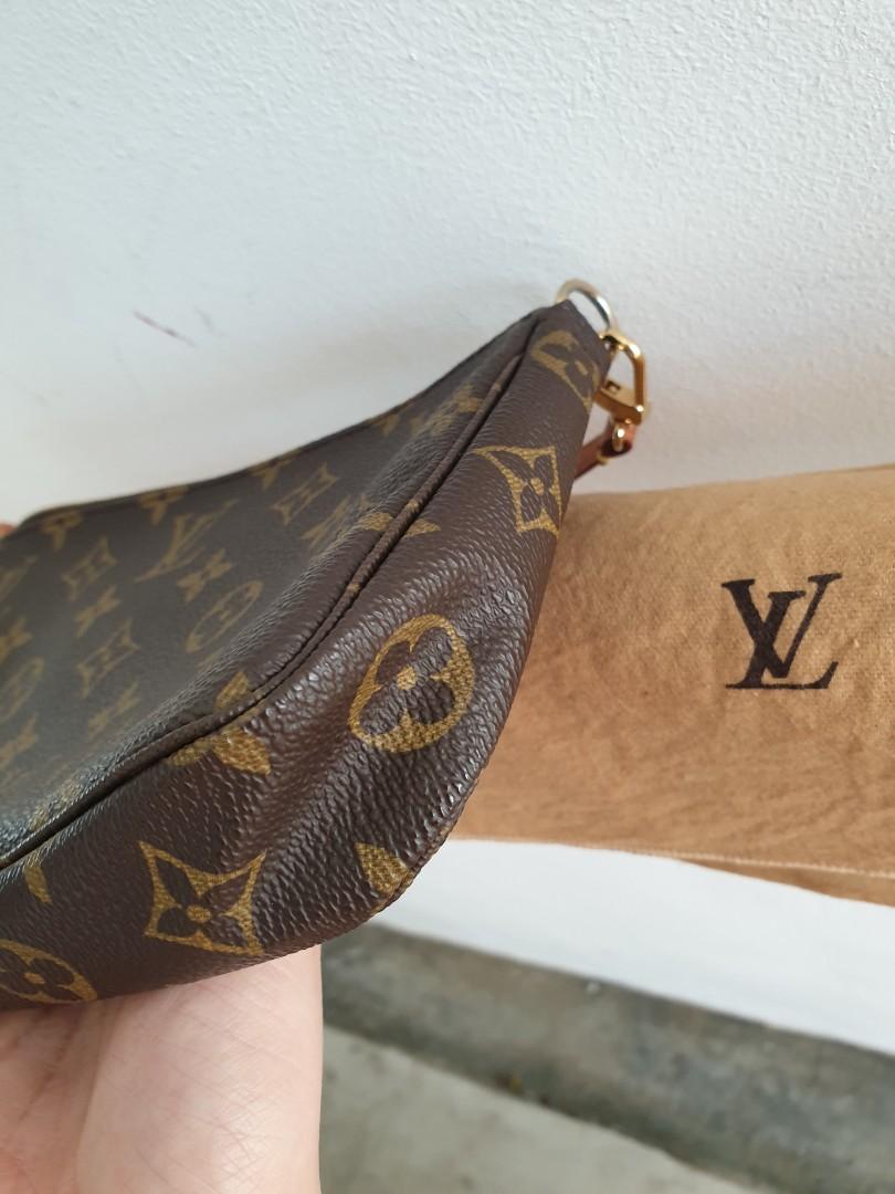 RARE 90's Louis Vuitton LV Classic Monogram Pochette Accessories Shoulder Bag  Vintage, Luxury, Bags & Wallets on Carousell