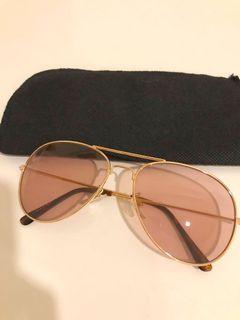 Pink sunglass with gold frame