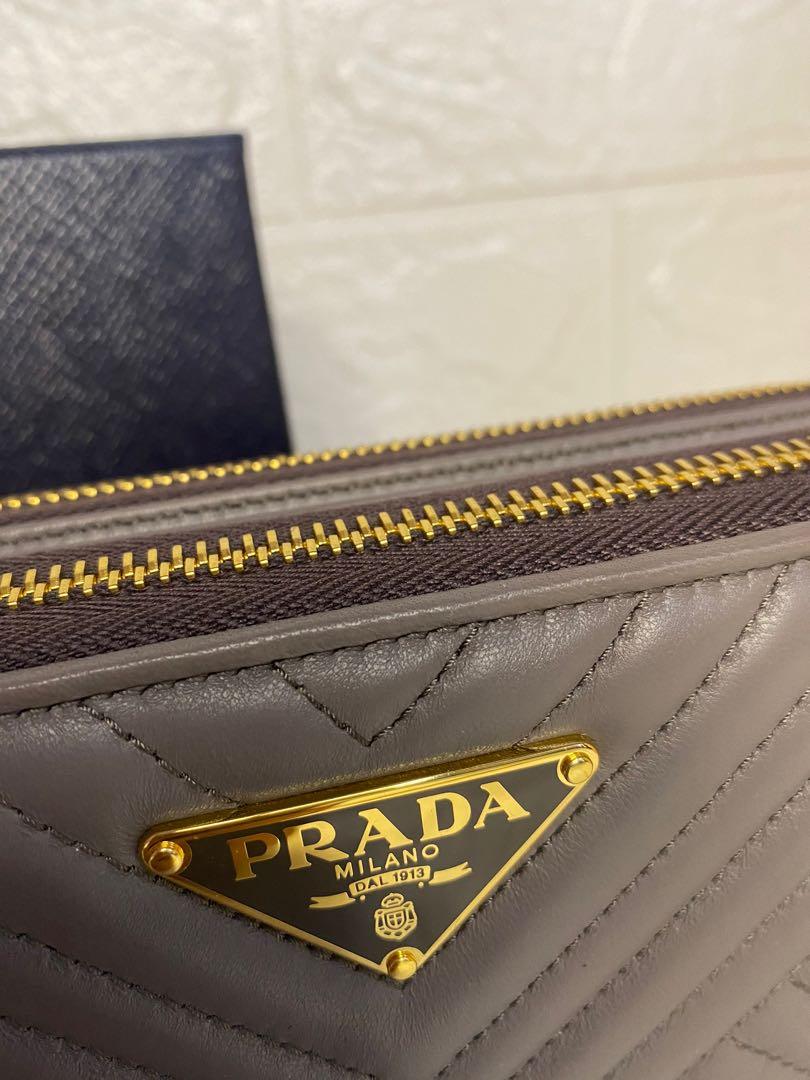 Top 76+ imagen prada gold hardware tarnish Thcshoanghoathambadinh.edu.vn