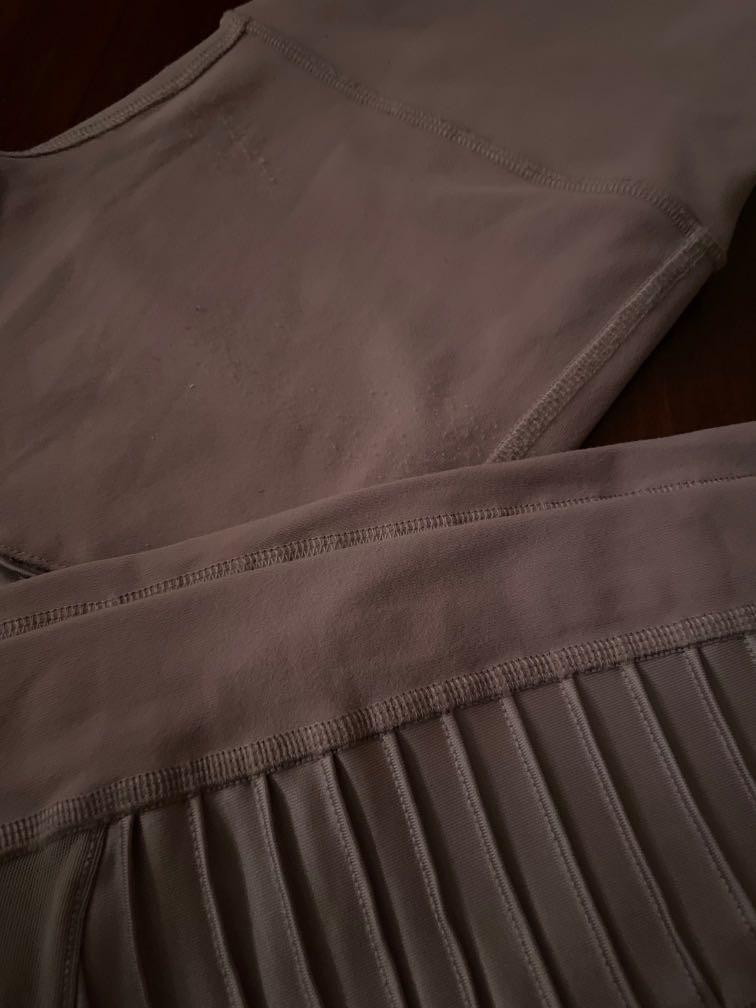 Alo Moto Leggings Dusted Plum Size S (Category: Activewear) located in Singapore. Submitted by plainjanestuff (Listing ID 1138935613, Image 2). Description: .