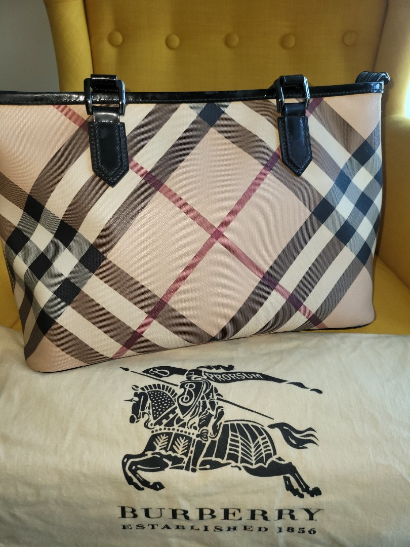 Burberry classic shoulder outlet bag