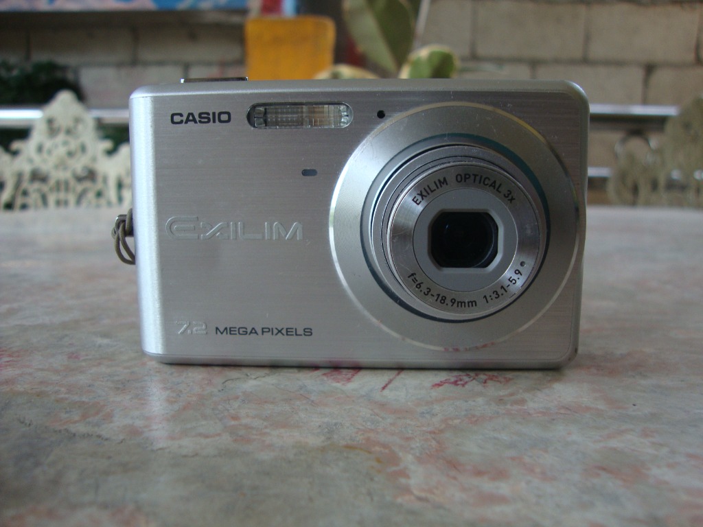 Casio exilim 7.2 megapixel camera top