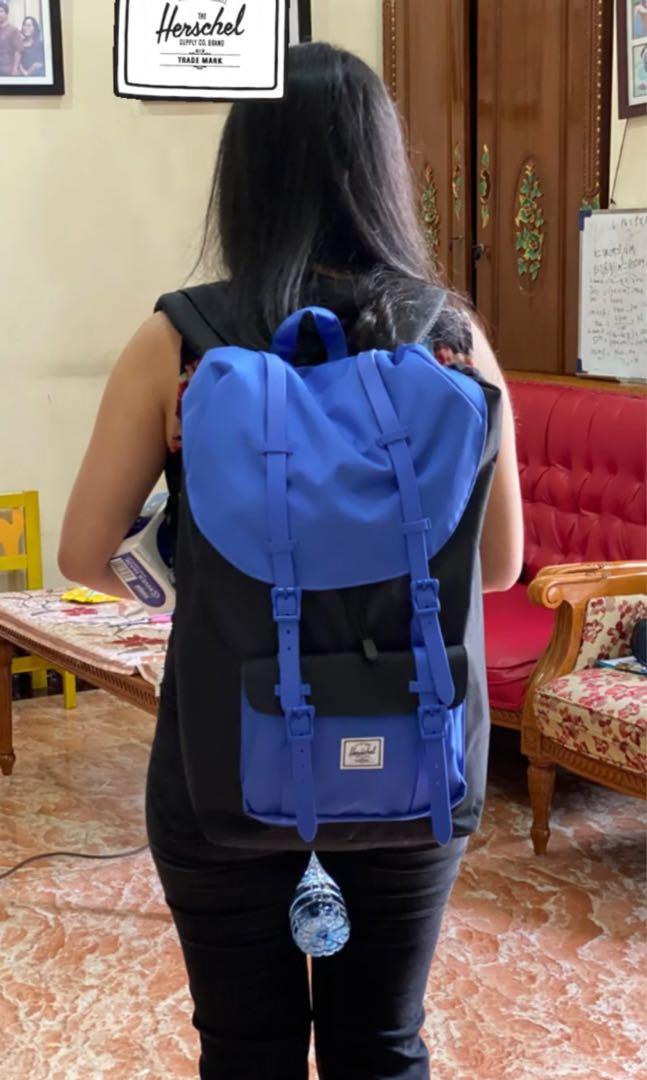 LIKE NEW Herschel Little America 25L Backpack Amparo Blue SS20