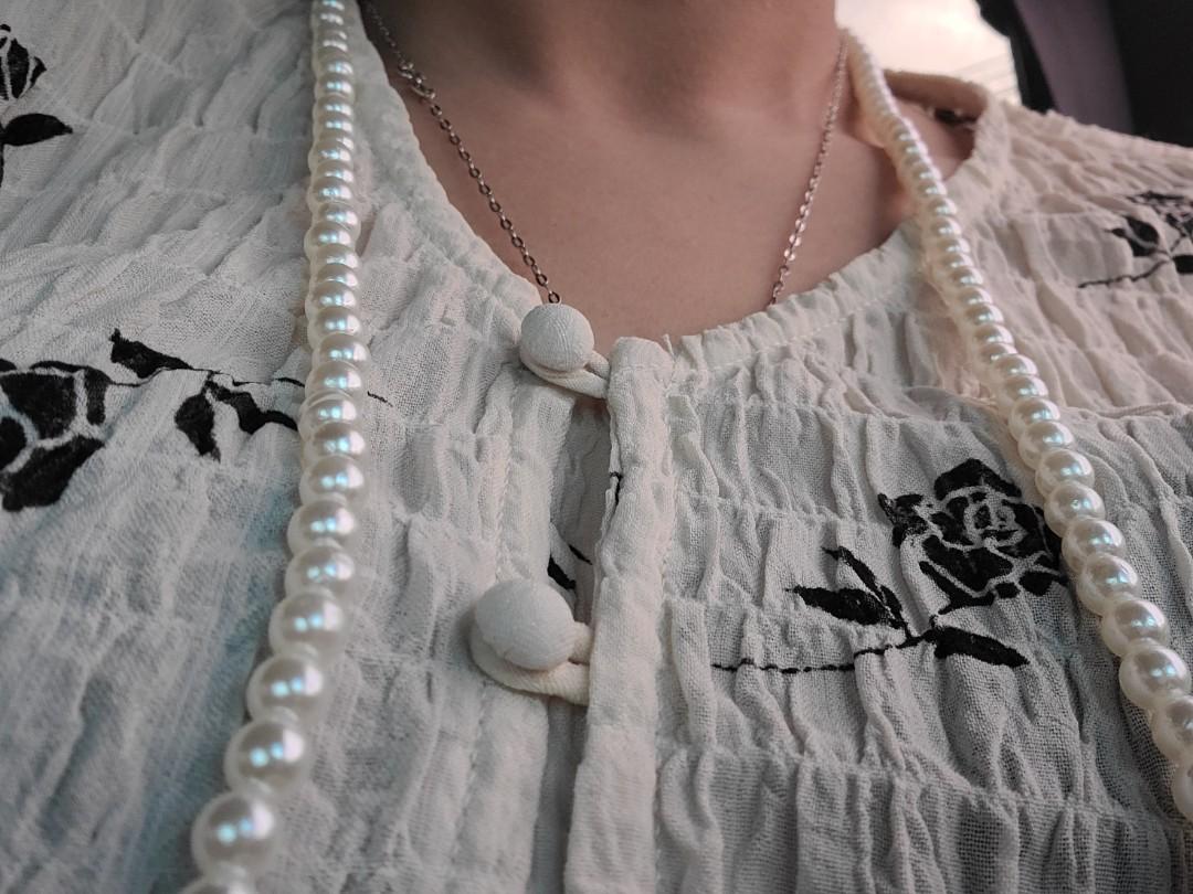 Pearl face mask lanyards facemask chain necklace (Category: Other Accessories) located in Pasig City. Submitted by js.authenticlux (Listing ID 1138836747, Image 3). Description: pearl face mask holder elegant, stylish and fashionable call txt 09178029682.