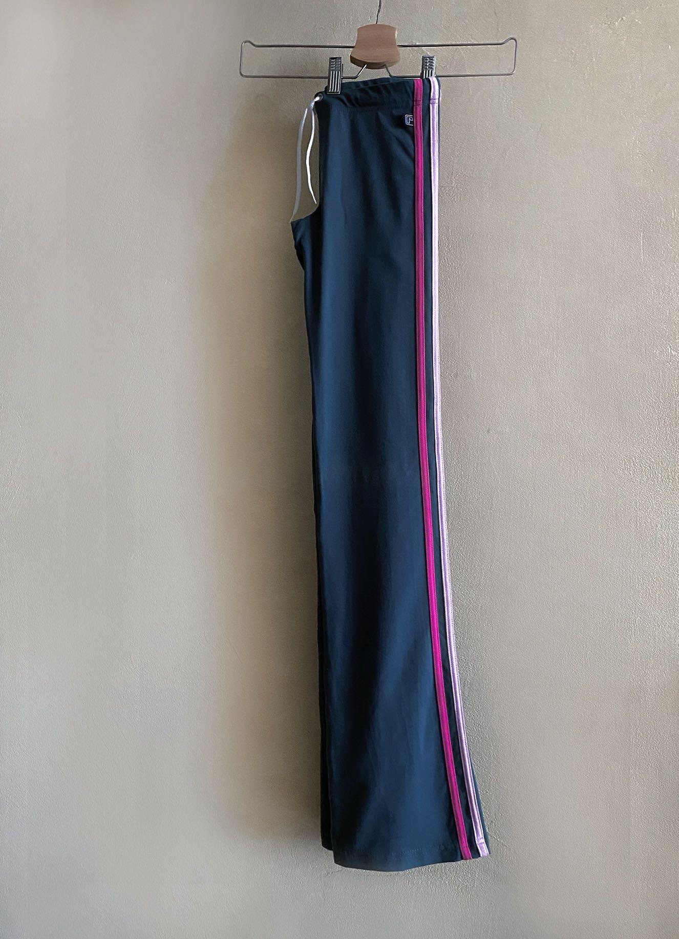 Rockswear Quality Leggings Tights. Alo Lululemon Vibes. (Category: Activewear) located in Singapore. Submitted by findyourspark (Listing ID 1130118702, Image 2). Description: • W24”-31” L36” (Stretchable fits XS-M, wore-just-once) • Purchase Price $130+ • Nice compression, legs elongating silhouette. • Paynow/Paylah/Bank Transfer • By mail only. No free postage. No refund. • Most Reserved Items are purchasable, screenshot the item & chat on Activ