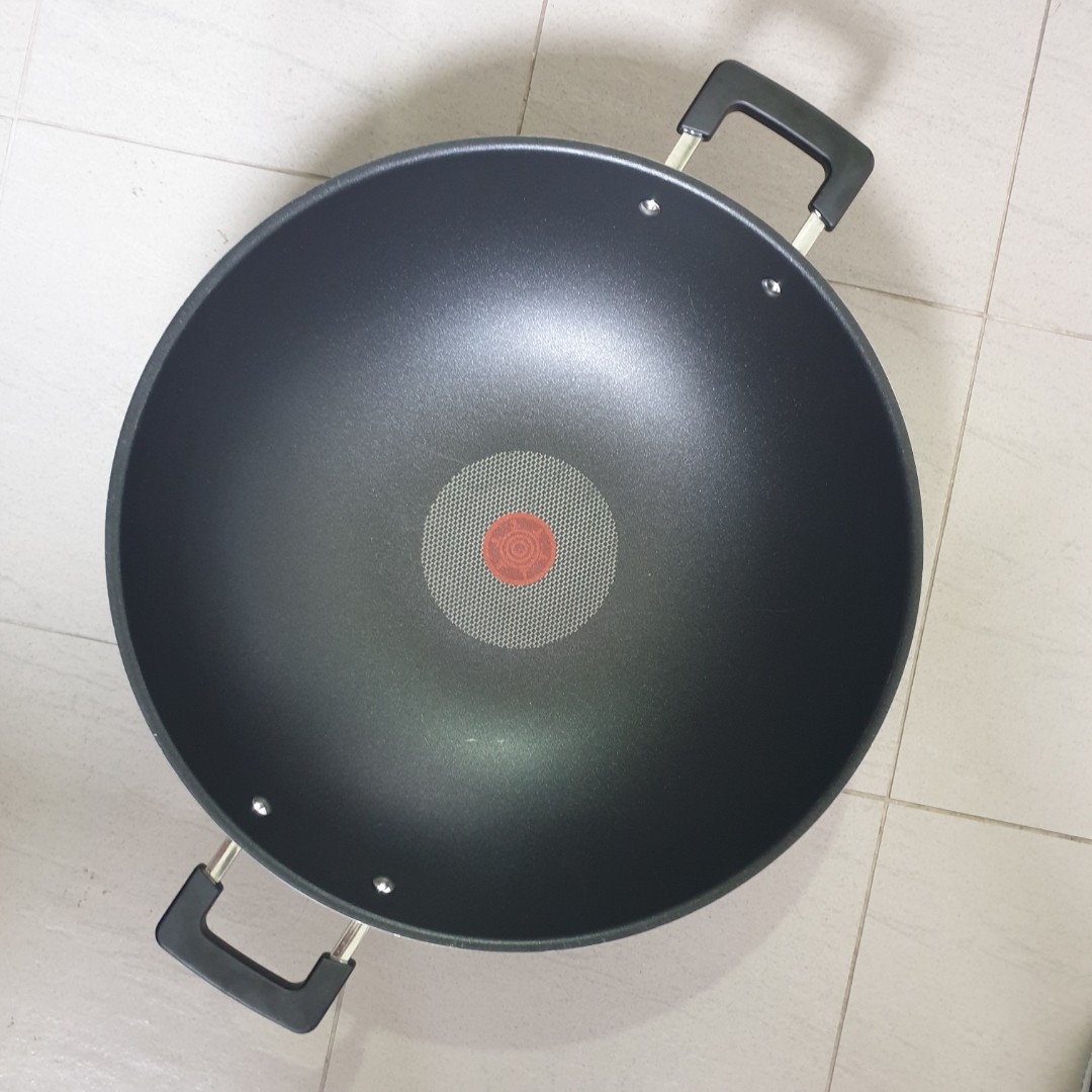 40cm Tefal non stick wok. Original price 89, Furniture & Home Living