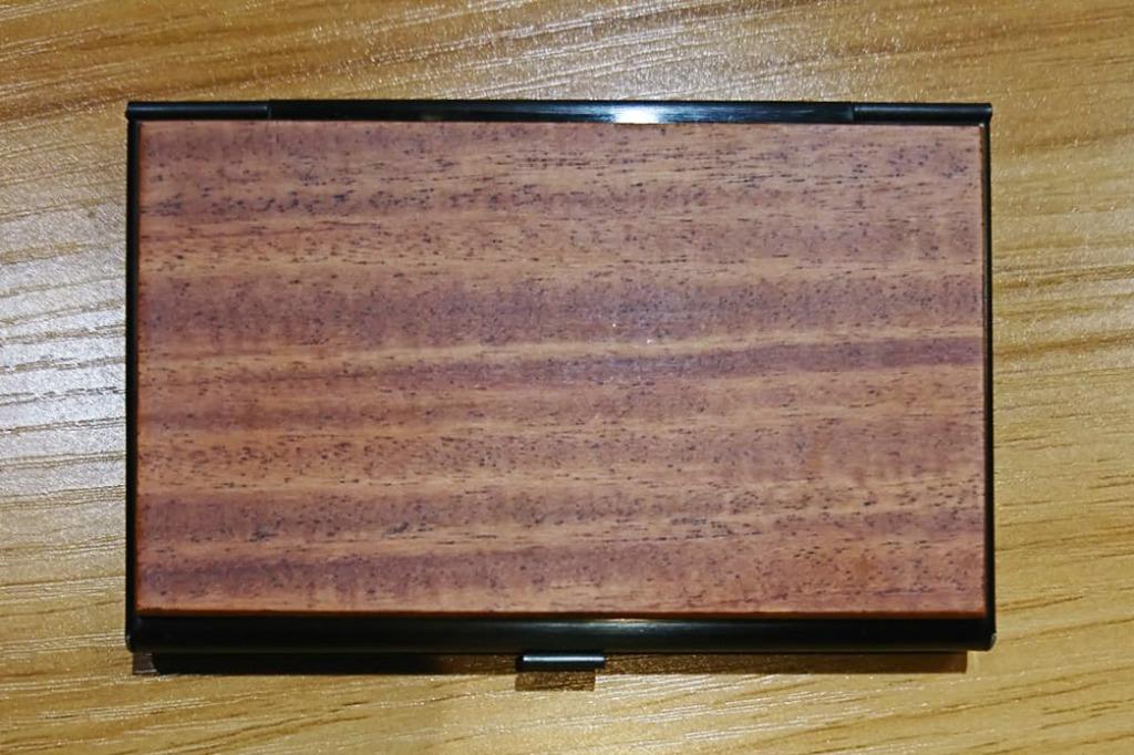 [Laser Print 定製] 個性 氣質 專業 天然木 不銹鋼 卡片盒 Wooden Stainless Steel Name Card Case 男女 情人節 送禮 - (櫻桃木 cherrywood/ 花梨木 rosewood/ 胡桃木 walnut) （分類：銀包、卡片套）位於 Hong Kong。 由 marilaser 提交（商品編號 1139080398，圖片 6）。簡介： 個性 氣質 專業 天然木 不銹鋼 卡片盒 Wooden Stainless Steel Name Card Case 物料: 天然木 Wood & 不銹鋼 Stainless Steel 顏色: 櫻桃木 cherrywood/ 花梨木 rosewood/ 胡桃木 walnut 尺寸: 93mm X 55mm X 10mm 容量: 約 10-12 張卡片 櫻桃木 cherrywood (淺色) 配金色磨砂邊 [雙面全木] 胡桃木 walnut (灰啡色) 配黑色磨砂邊 [雙面全木] 若需Laser打印加