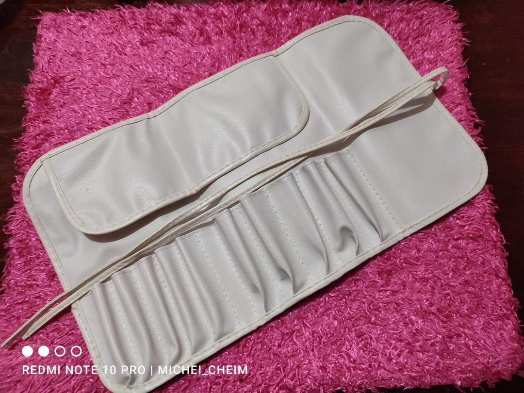 Aoa brush set pouch (Category: Makeup) located in Antipolo. Submitted by micheicheim (Listing ID 1139027334, Image 2). Description: AOA BRUSH SET POUCH J&T SHOPEE SF ONLY.